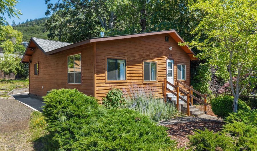 210 W FRANKLIN St, Bingen, WA 98605 - 2 Beds, 1 Bath