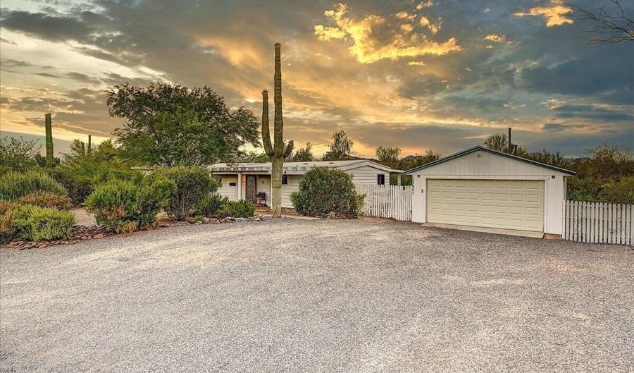 33601 N RIFLEMAN Rd, Cave Creek, AZ 85331 - 2 Beds, 3 Bath
