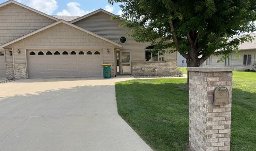 1726 Hale Dr, Albert Lea, MN 56007 - 2 Beds, 2 Bath