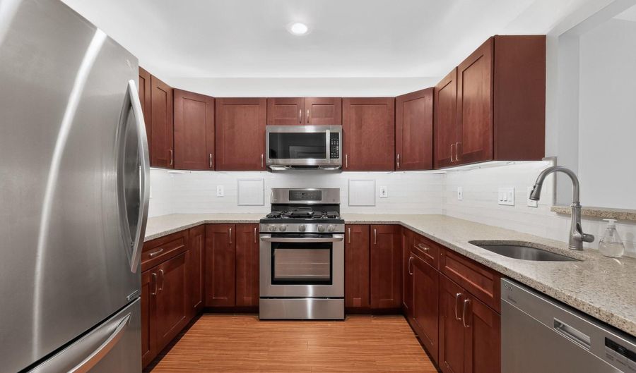 20604 CORNSTALK Ter 301, Ashburn, VA 20147 - 2 Beds, 2 Bath