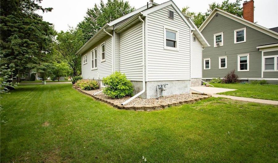 1007 Douglas St, Alexandria, MN 56308 - 3 Beds, 2 Bath