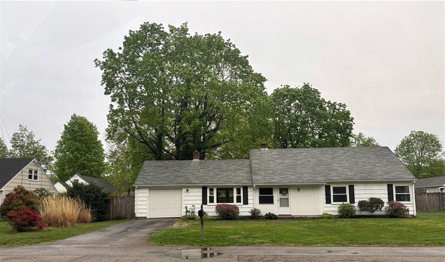 7 Sherbrook Rd, Barrington, RI 02806 - 3 Beds, 1 Bath