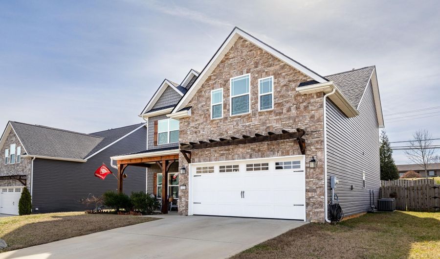 1029 Aspen Glen Dr, Alcoa, TN 37701 - 4 Beds, 3 Bath