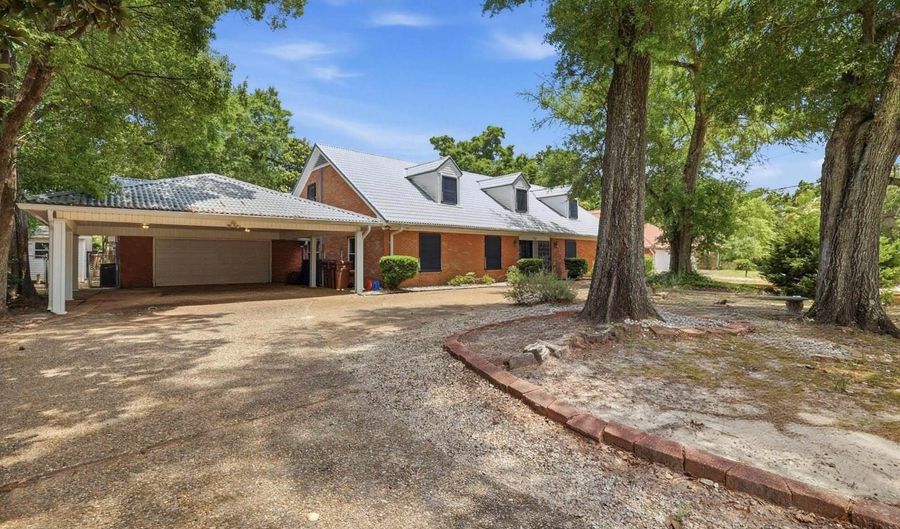 142 Kenmore Ave, Biloxi, MS 39531 - 6 Beds, 4 Bath