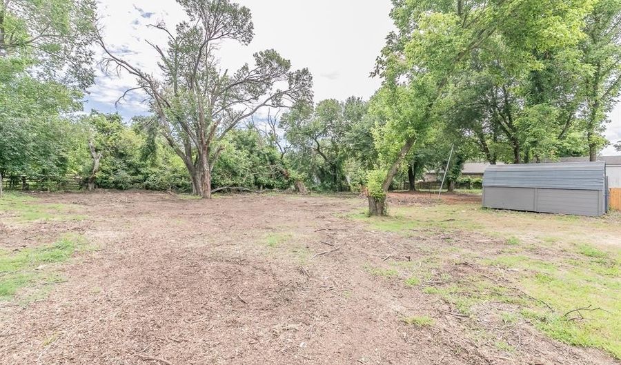 211 S Line St, Weatherford, TX 76086 - 2 Beds, 1 Bath