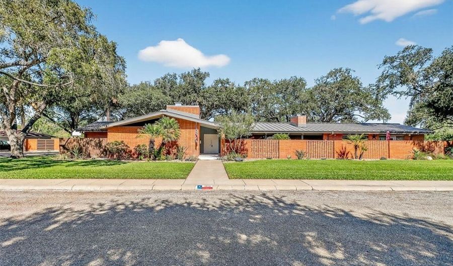 1813 Clare Dr, Alice, TX 78332 - 4 Beds, 3 Bath