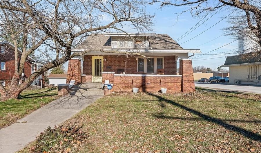 700 W Delmar Ave, Alton, IL 62002 - 5 Beds, 2 Bath