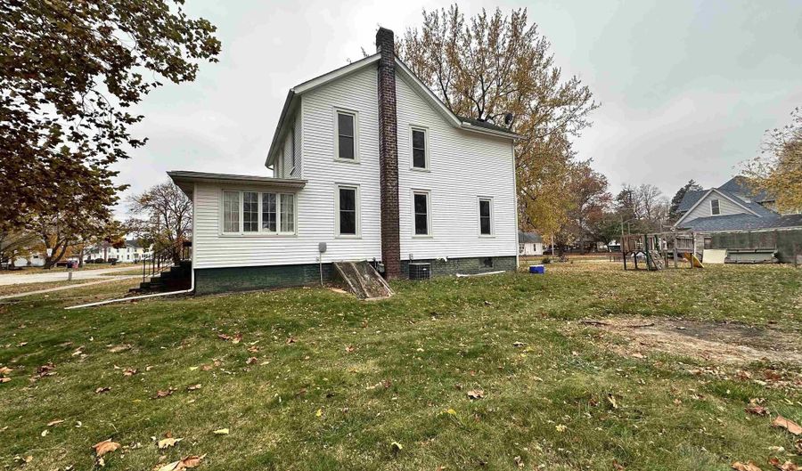 601 N COLLEGE Ave, Aledo, IL 61231 - 3 Beds, 1 Bath