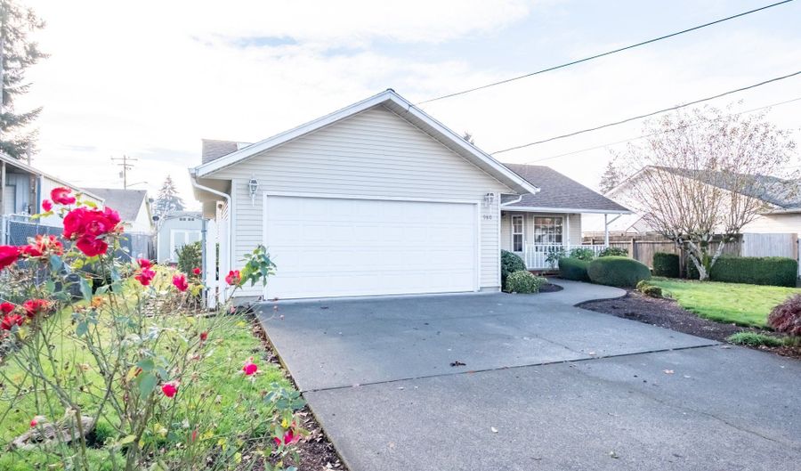 980 CLEVELAND St, Aumsville, OR 97325 - 3 Beds, 2 Bath