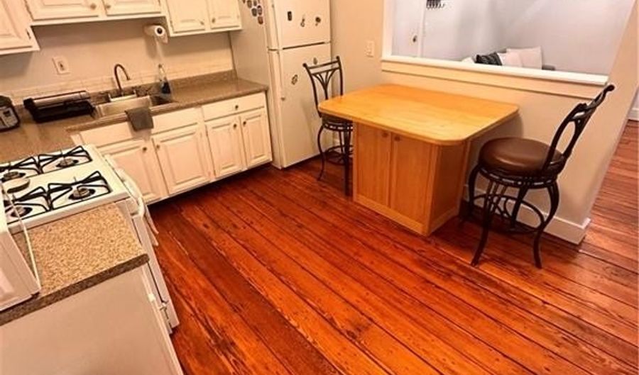 34 Farewell St 3, Newport, RI 02840 - 1 Beds, 1 Bath