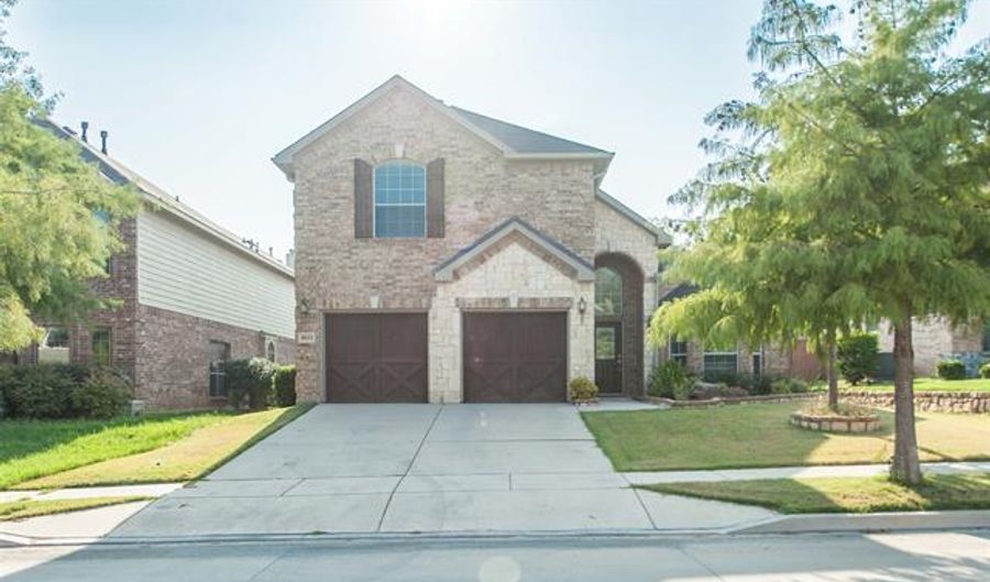 9033 Hawley Dr, Fort Worth, TX 76244 - 5 Beds, 3 Bath