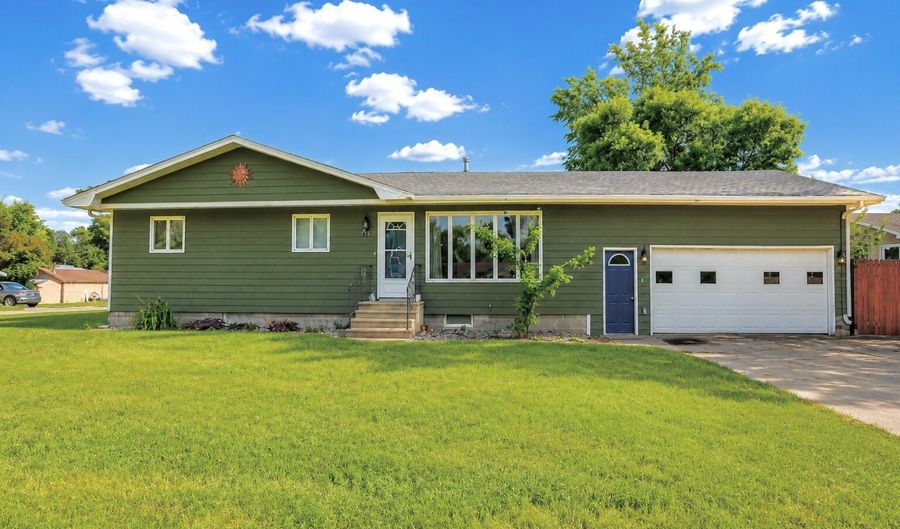 816 12th Ave, Aberdeen, SD 57401 - 5 Beds, 3 Bath