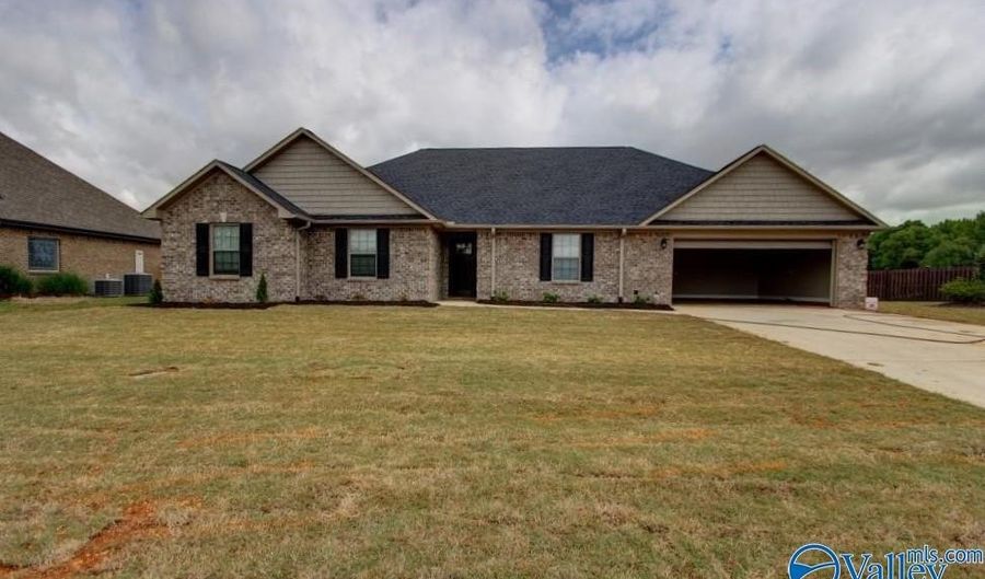 22947 Pin Oak Dr, Athens, AL 35613 - 4 Beds, 2 Bath