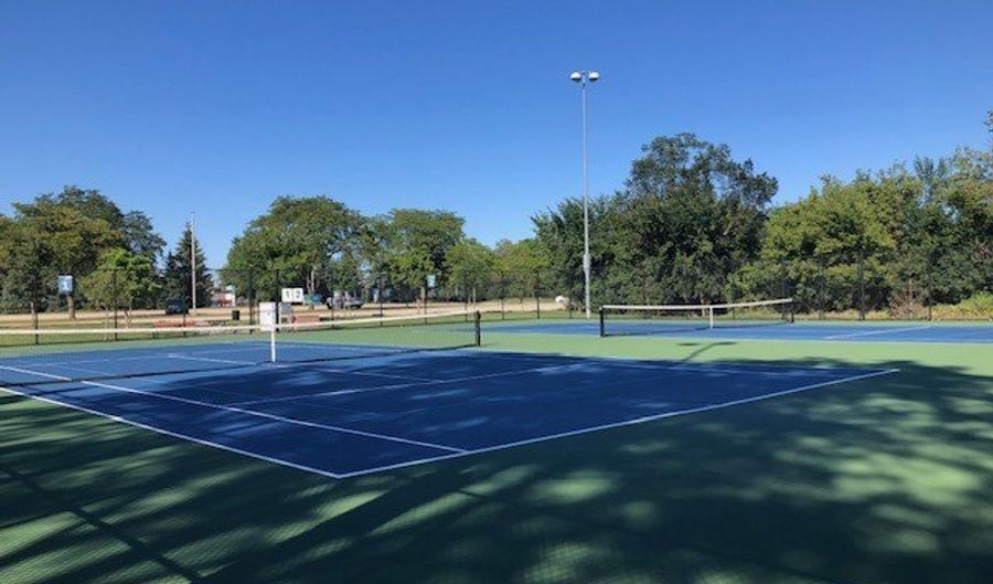 2112 N Kennicott Dr, Arlington Heights, IL 60004 - 3 Beds, 2 Bath