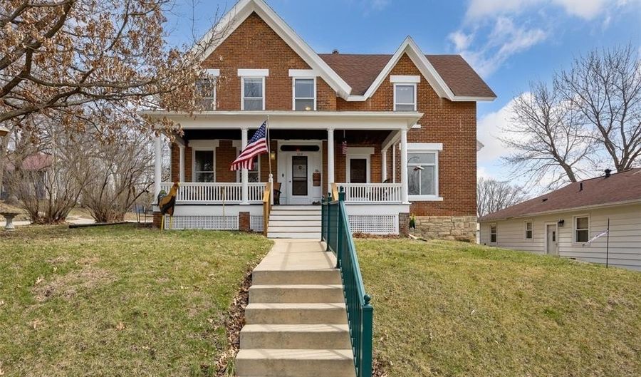 207 N Davis St, Anamosa, IA 52205 - 3 Beds, 2 Bath