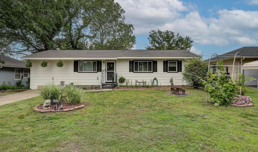 2408 Lincoln Ave, Baxter Springs, KS 66713 - 3 Beds, 2 Bath