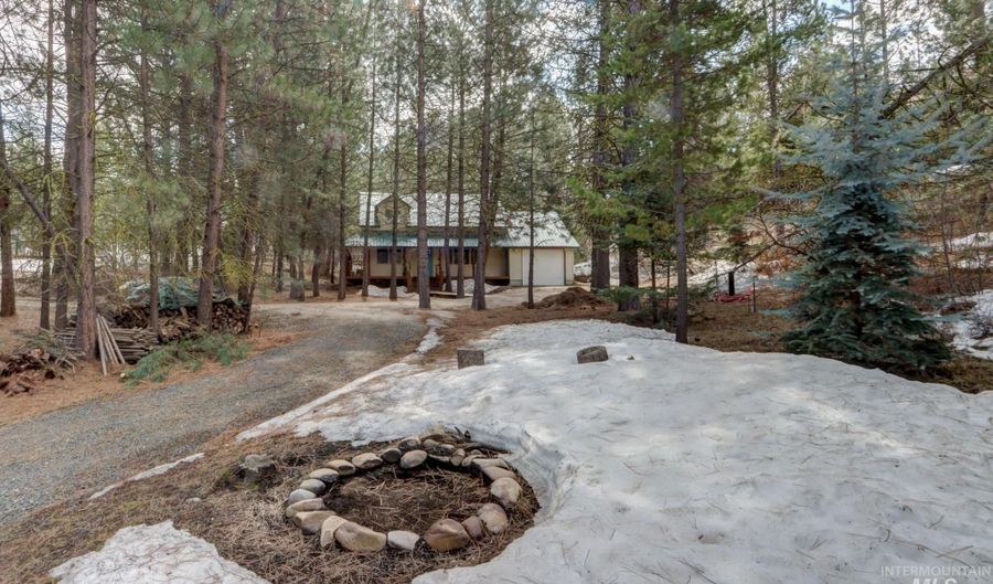 351 Estate Dr, Cascade, ID 83611 - 3 Beds, 2 Bath