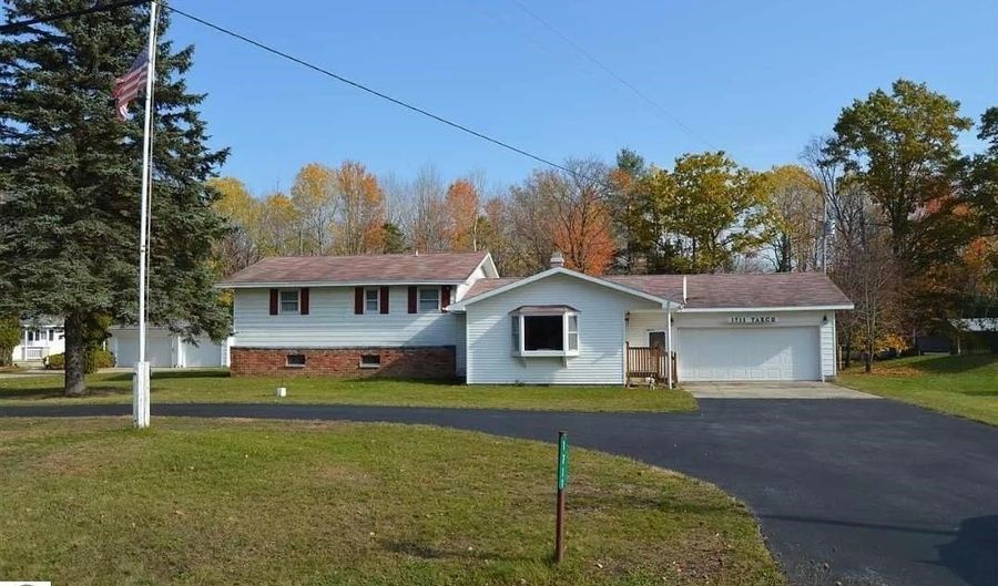 1711 LAKE WINYAH, Alpena, MI 49707 - 4 Beds, 2 Bath