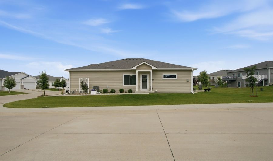 1458 Primrose Dr SE, Altoona, IA 50009 - 3 Beds, 3 Bath