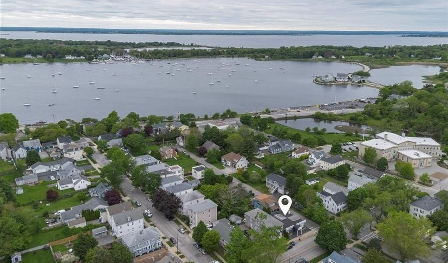 413 High St, Bristol, RI 02809 - 3 Beds, 1 Bath