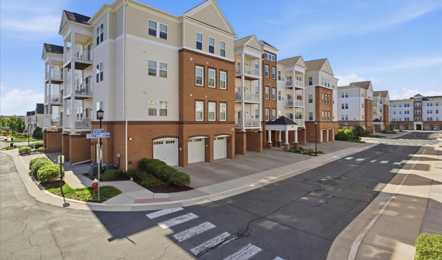 24636 WOOLLY MAMMOTH Ter 202, Aldie, VA 20105 - 3 Beds, 2 Bath