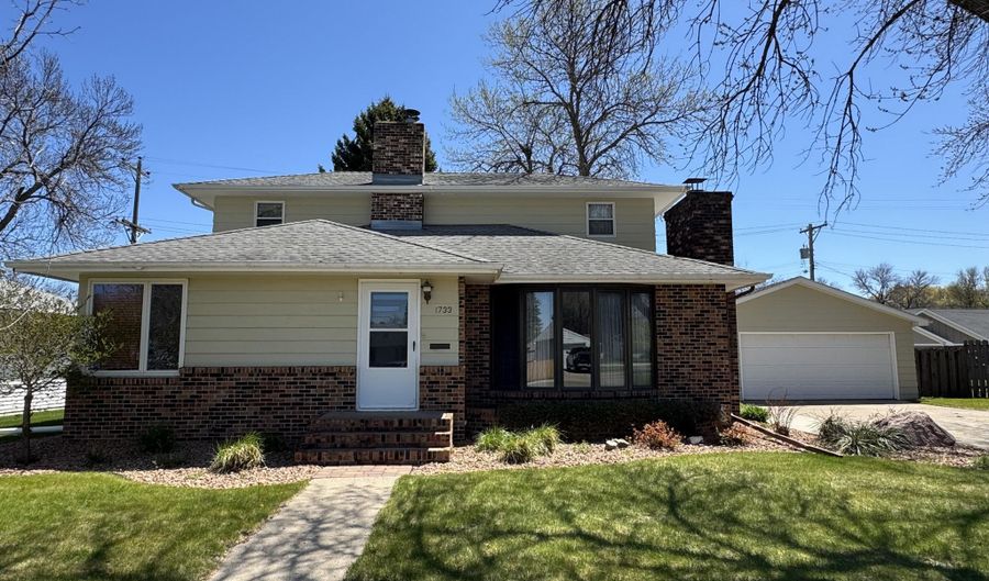 1733 Marshall Rd, Aberdeen, SD 57401 - 5 Beds, 3 Bath