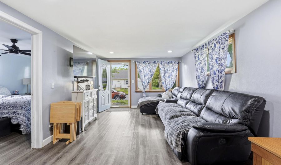 709 E GOODALL St, Appleton, WI 54915 - 3 Beds, 1 Bath