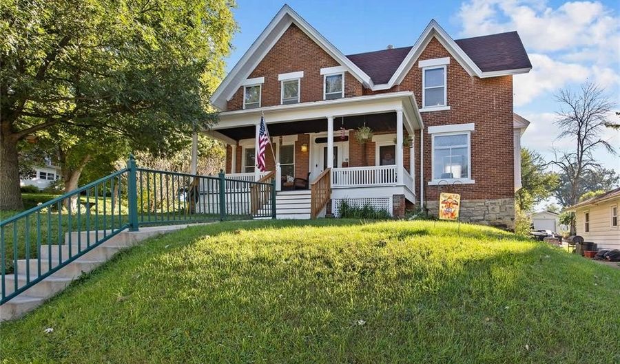 207 N Davis St, Anamosa, IA 52205 - 3 Beds, 2 Bath