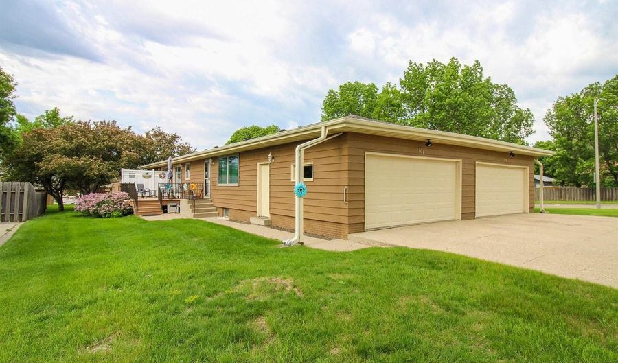 101 Estevan Dr, Bismarck, ND 58503 - 3 Beds, 2 Bath