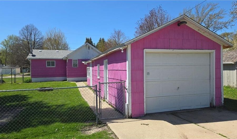 803 8th St SE, Austin, MN 55912 - 2 Beds, 1 Bath