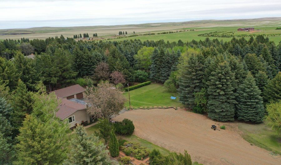 112 8403rd St SW, Bowman, ND 58623 - 5 Beds, 3 Bath