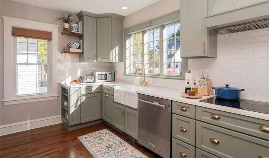 26 Vernon Ave, Newport, RI 02840 - 2 Beds, 2 Bath