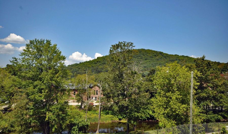 40 Beech St 40 A, Bristol, NH 03222 - 3 Beds, 3 Bath