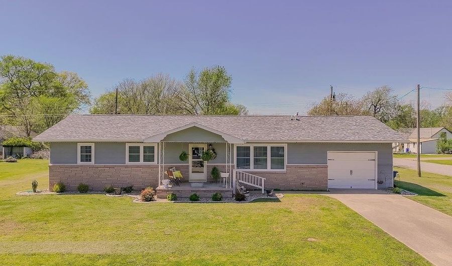 2009 Washington Ave, Baxter Springs, KS 66713 - 3 Beds, 1 Bath