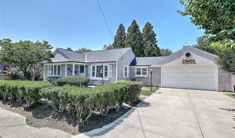6 Woodbine St, East Providence, RI 02915 - 3 Beds, 1 Bath