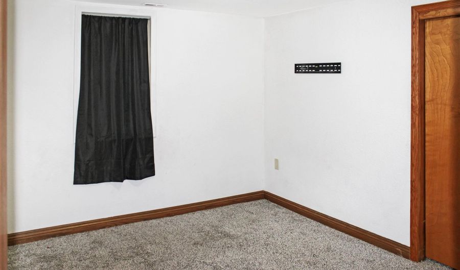 124 N Penn St, Aberdeen, SD 57401 - 5 Beds, 2 Bath