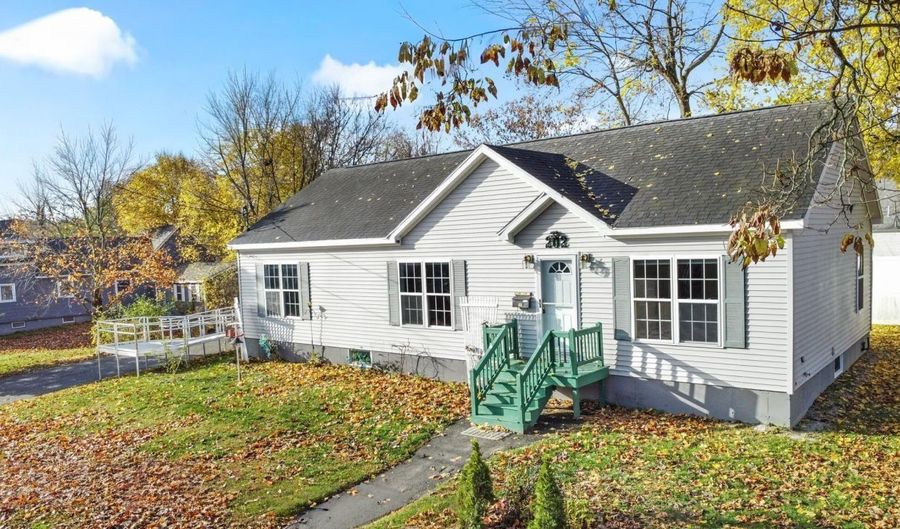 202 Pearl St, Bangor, ME 04401 - 3 Beds, 2 Bath