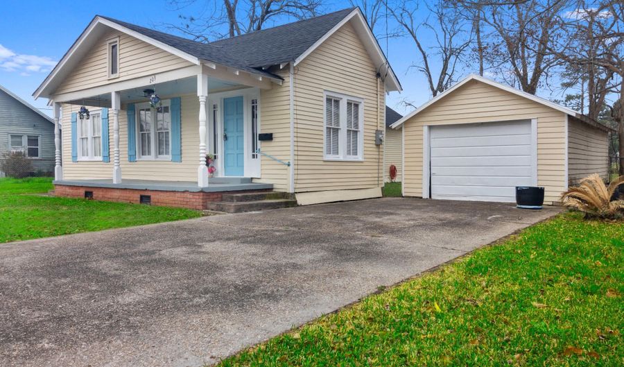 203 5th St, Abbeville, LA 70510 - 3 Beds, 2 Bath