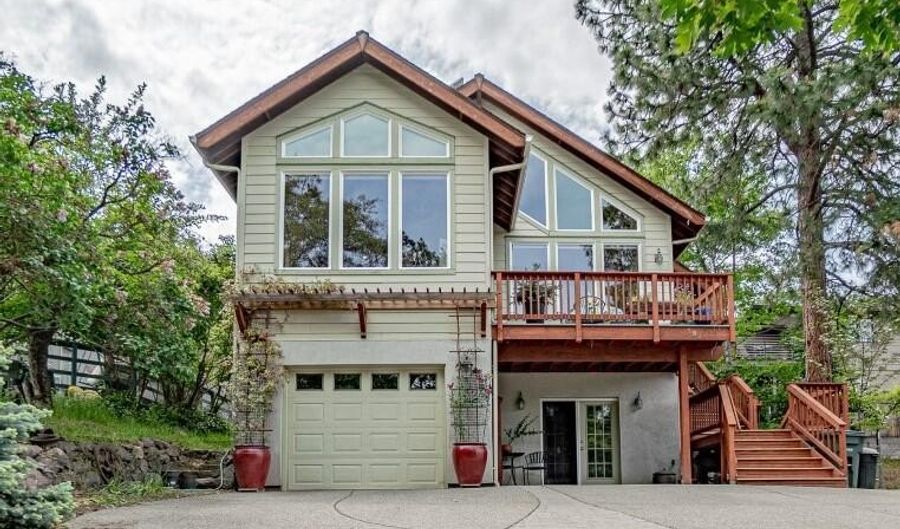 307 Hillcrest St, Ashland, OR 97520 - 3 Beds, 3 Bath