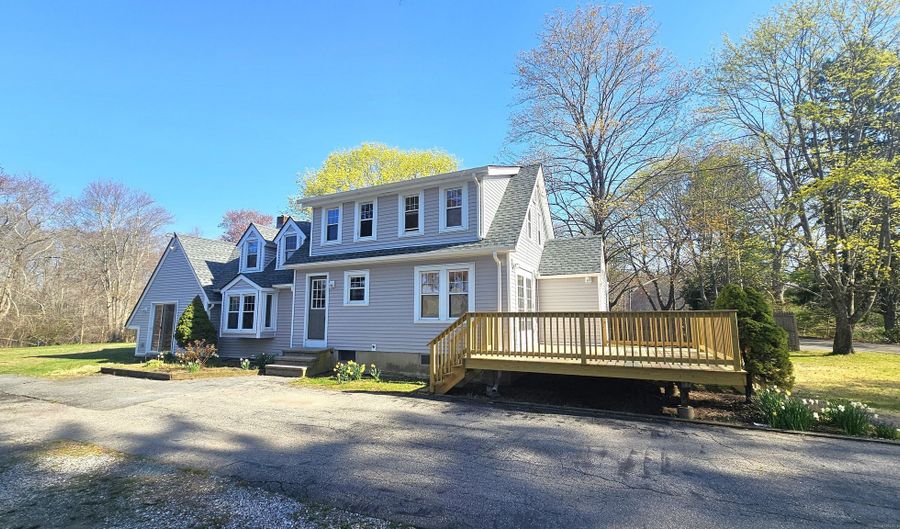 35 Meadow Rd, Clinton, CT 06413 - 4 Beds, 2 Bath