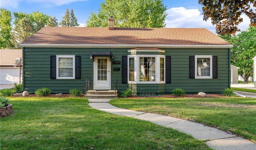 1306 3rd Ave SW, Austin, MN 55912 - 2 Beds, 2 Bath