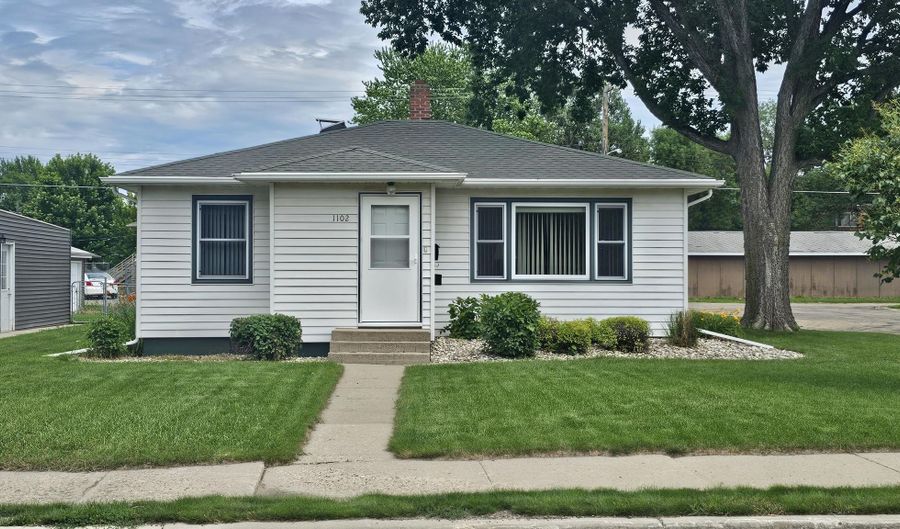 1102 N Penn St, Aberdeen, SD 57401 - 3 Beds, 2 Bath