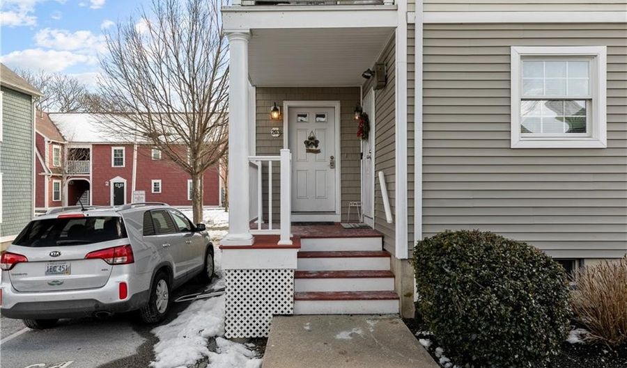 231 Maple Ave 203, Newport, RI 02840 - 3 Beds, 3 Bath