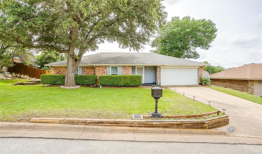 2600 Blue Quail Dr, Arlington, TX 76017 - 3 Beds, 2 Bath