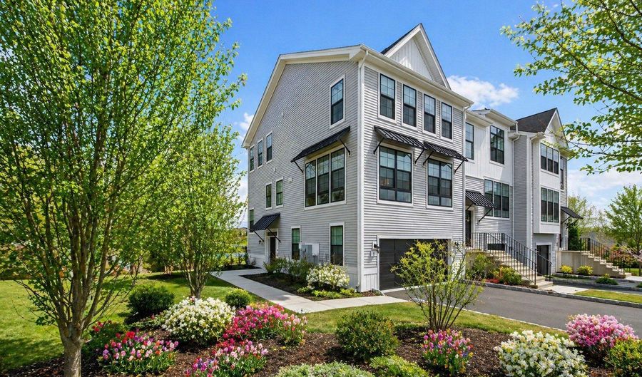 5 Brentwood Cir, Danbury, CT 06810 - 4 Beds, 4 Bath