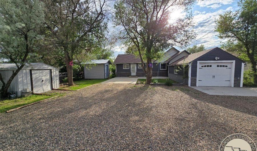 306 S Monroe St, Baker, MT 59313 - 3 Beds, 2 Bath