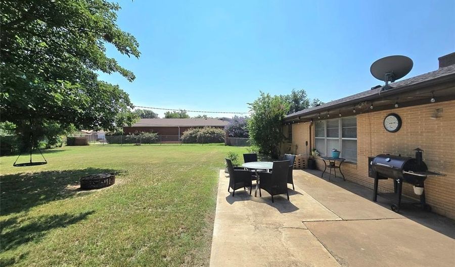 2015 Willard Dr, Altus, OK 73521 - 3 Beds, 2 Bath