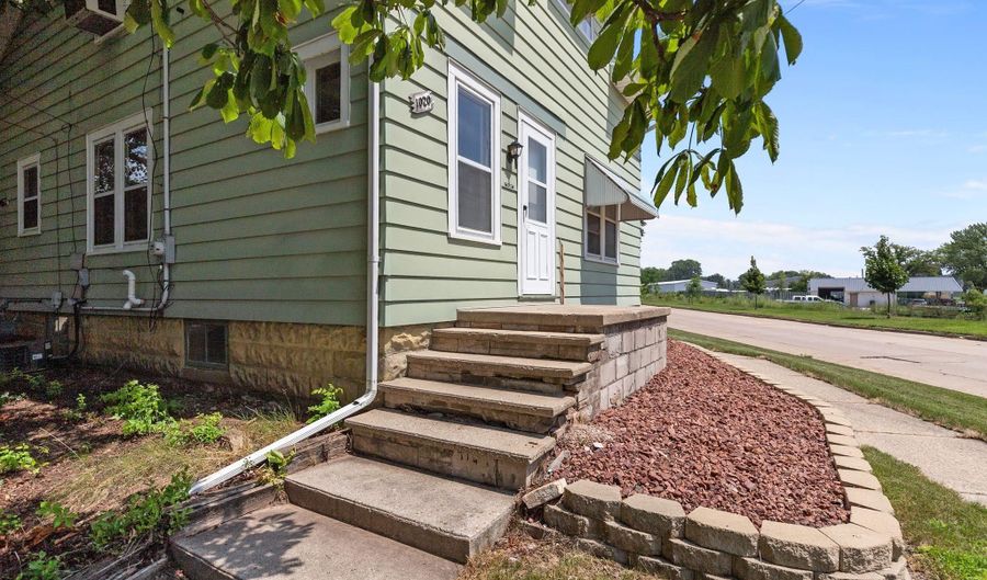 1020 E RANDALL Ave, Appleton, WI 54911 - 3 Beds, 1 Bath
