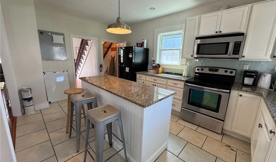 20 Narragansett Ave, Newport, RI 02840 - 4 Beds, 2 Bath