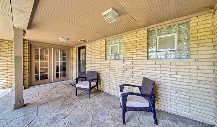 116 E Brittany Dr, Arlington Heights, IL 60004 - 4 Beds, 2 Bath